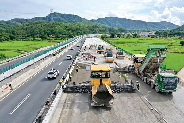 深汕西改扩建项目惠州段加快沥青摊铺，预计2024年完工